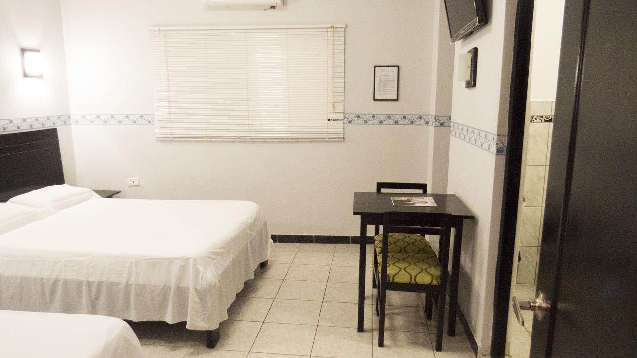 Jer'S Hostal Tumbes Extérieur photo